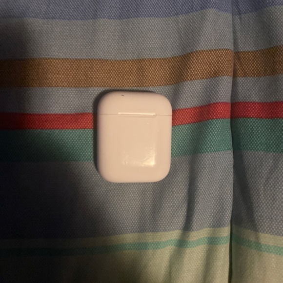 Right gen1 airpod and charging case - Picture 2 of 3